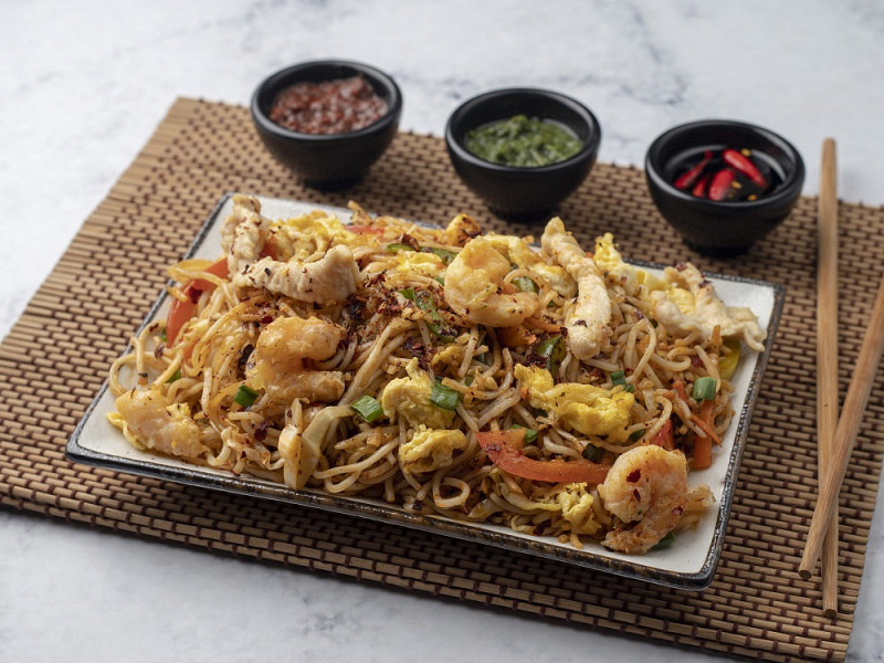 Mix [Egg, Chicken & Prawn] Schezwan Noodles