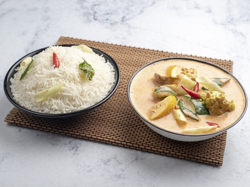 Veg Thai Red Curry With Steam Rice